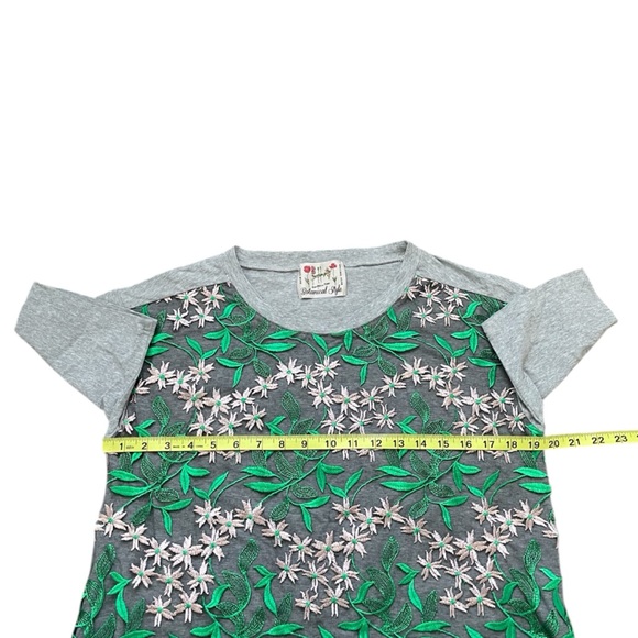 Zampa Japanese Brand Gray TShirt with Floral Embroidered Overlay Size Medium - Picture 6 of 9